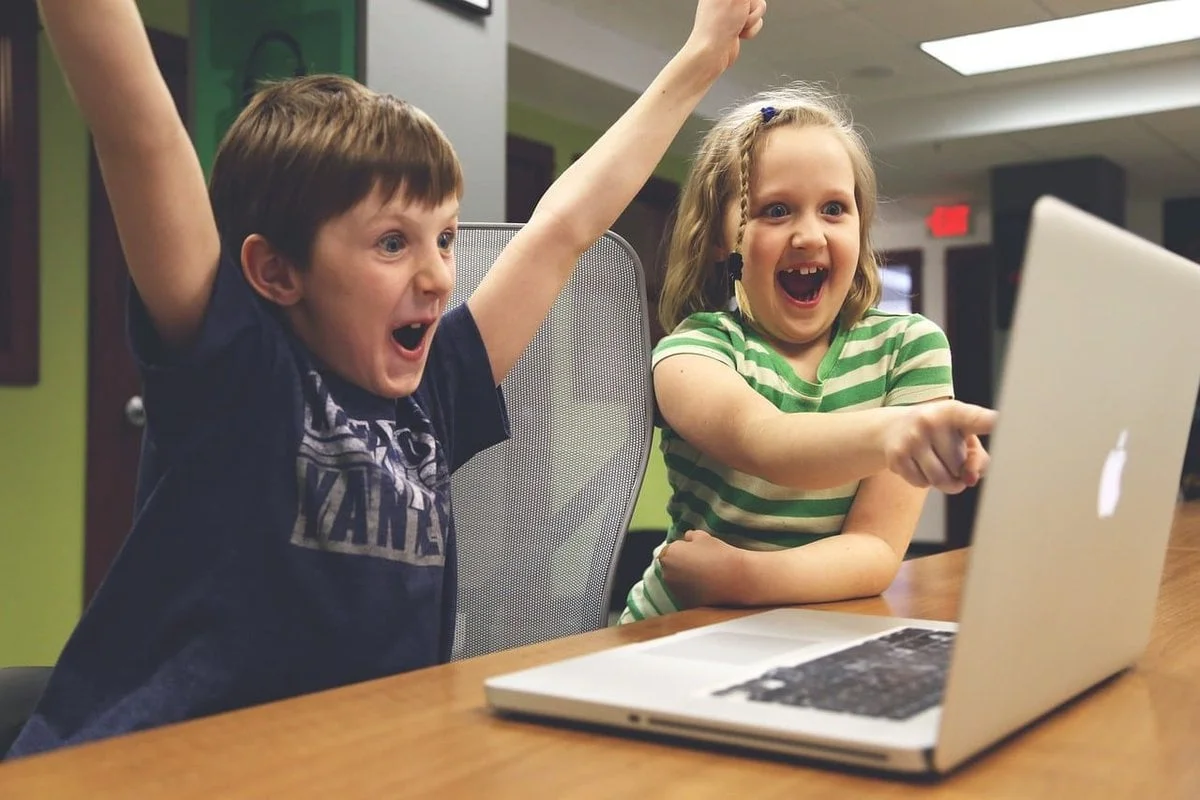 An obvious change of children behaviors from the prolonged time of watching pc’s and mobiles
